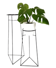 Cargar imagen en el visor de la galería, Portaplanta Triangular 60cms NEGRO / BLANCO
