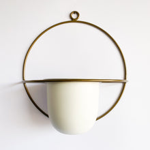 Cargar imagen en el visor de la galería, Mural circular dorado + macetero metálico oval blanco
