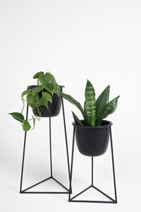 DUO Triangular negro con macetero metálico negro