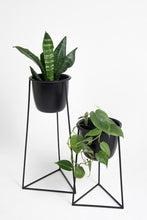 Cargar imagen en el visor de la galería, DUO Triangular negro con macetero metálico negro
