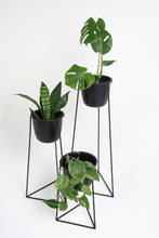 Cargar imagen en el visor de la galería, DUO Triangular negro con macetero metálico negro
