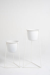 DUO triangular blanco con macetero metalico blanco