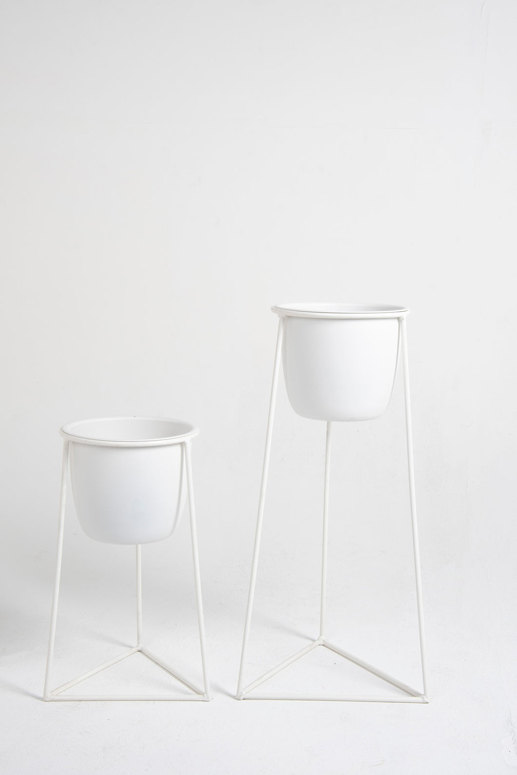 DUO triangular blanco con macetero metalico blanco