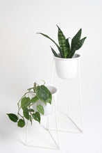 Cargar imagen en el visor de la galería, DUO triangular blanco con macetero metalico blanco

