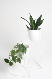 DUO triangular blanco con macetero metalico blanco