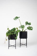 Cargar imagen en el visor de la galería, Portaplanta KRUZA 40cms con macetero metálico negro

