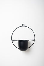 Cargar imagen en el visor de la galería, Mural circular negro + macetero metálico oval negro
