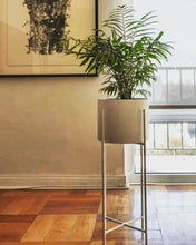 Cargar imagen en el visor de la galería, TRIO  pedestal KRUZA blanco + maceteros metálicos blanco Ø25cms
